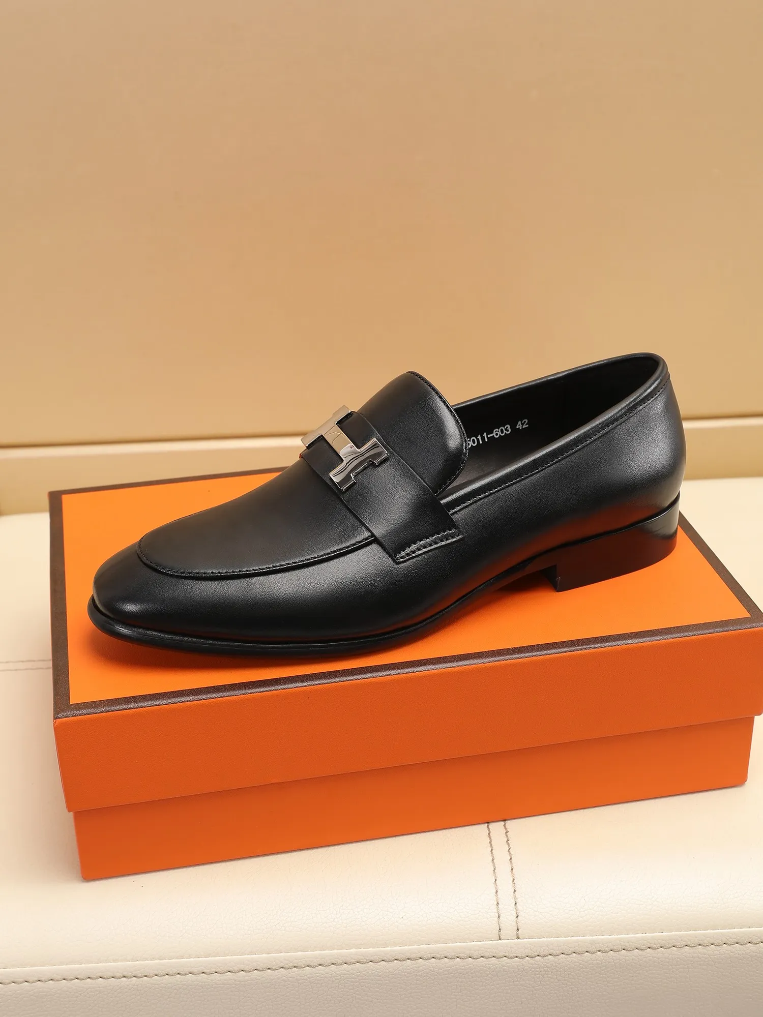 Factory price 460💶[HERMES] (cowhide lining)🍀Italian top luxury🍀He does not pursue novel styles and gorgeous colors, but attracts the favor of successful men with his flawless, elegant and classic style! This very, very comfortable, simple and stable style makes it easy to match any style! The pattern is absolutely 1:1 refined from the original case, and we strive for excellence in materials, imported cowhide + cowhide lining💪💪💪extraordinary texture👍! .Code number: 39 to 44 (38.4546 customized)
